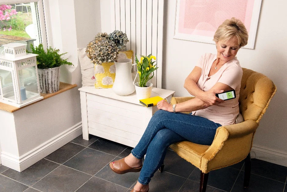 Žena mjeri vrijednosti glukoze