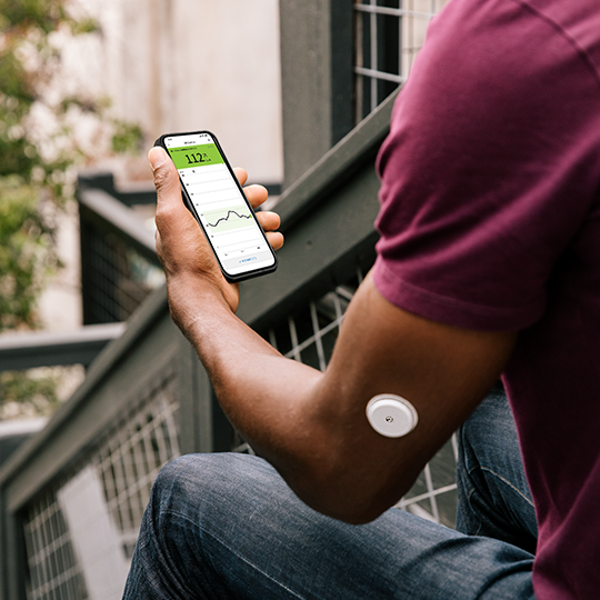 Persona con diabetes revisando su lectura de glucosa con FreeStyle Libre