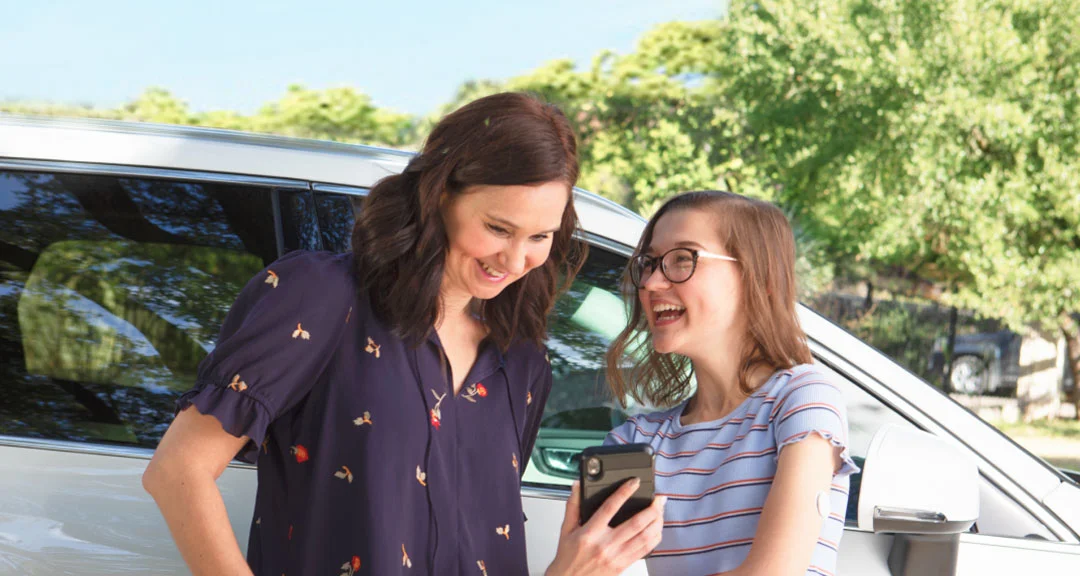 Maman et enfant regardant le téléphone