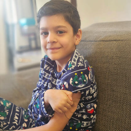 صبي يظهر جهاز استشعار على ذراعه