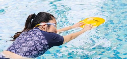 Swimmer with a FreeStyle Libre sensor on her arm