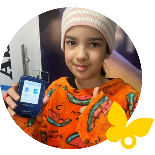 فتاة ترتدي قبعة وتحمل هاتفًا محمولًا