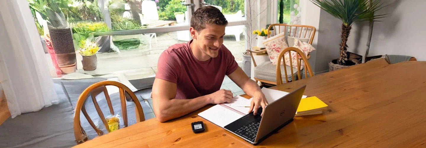 Homem sentado em frente ao computador