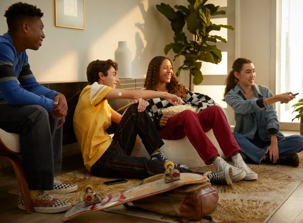 Quatro pessoas reunidas em uma sala de estar
