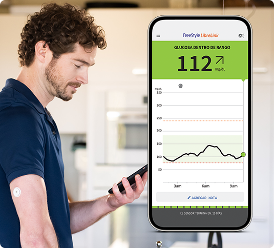 Hombre y pantalla de celular con graficas de los niveles de glucosa