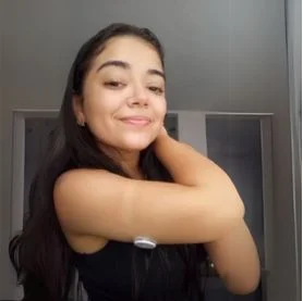 Lady showing her FreeStyle Libre sensor on under her right arm