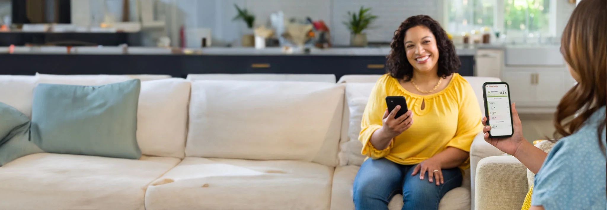Mujeres compartiendo niveles de glucosa en aplicacion