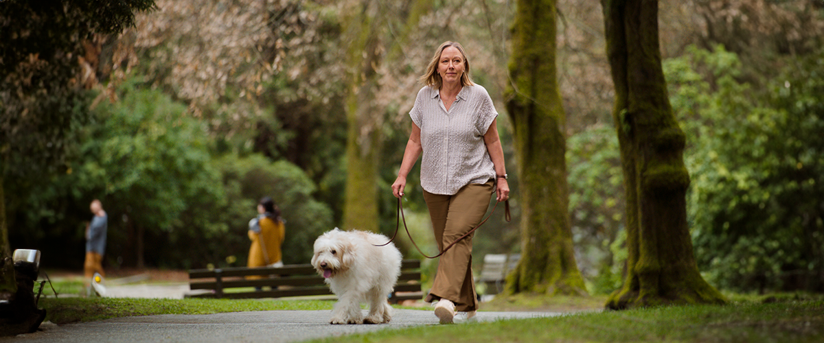 Muž v kúpeľni aplikujúci si za pomoci aplikátora senzor FreeStyle Libre 2 na pravú ruku.