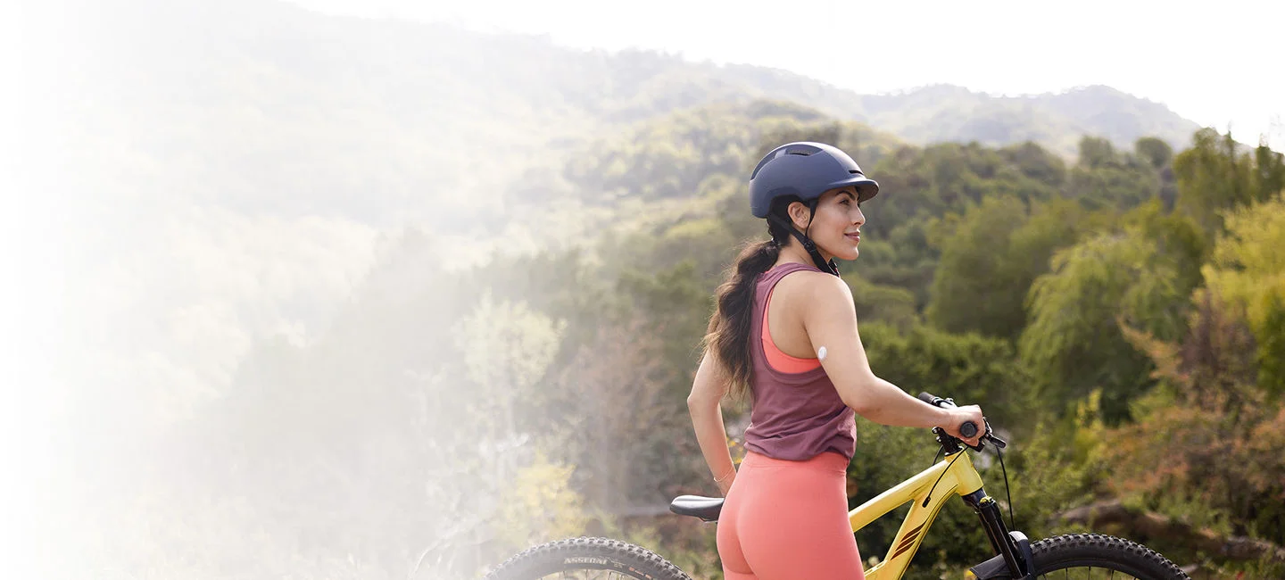 Una mujer disfrutando de las vistas desde una bicicleta.