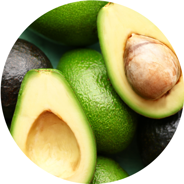 Mitad de aguacate con grasas saludables que aportan energía para su día