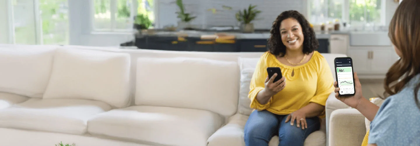 Mujeres compartiendo niveles de glucosa en aplicacion