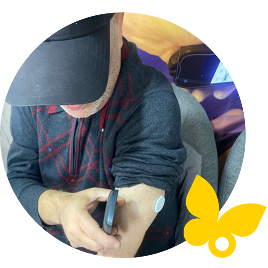 رجل يرتدي قبعة ويحمل هاتفًا محمولًا