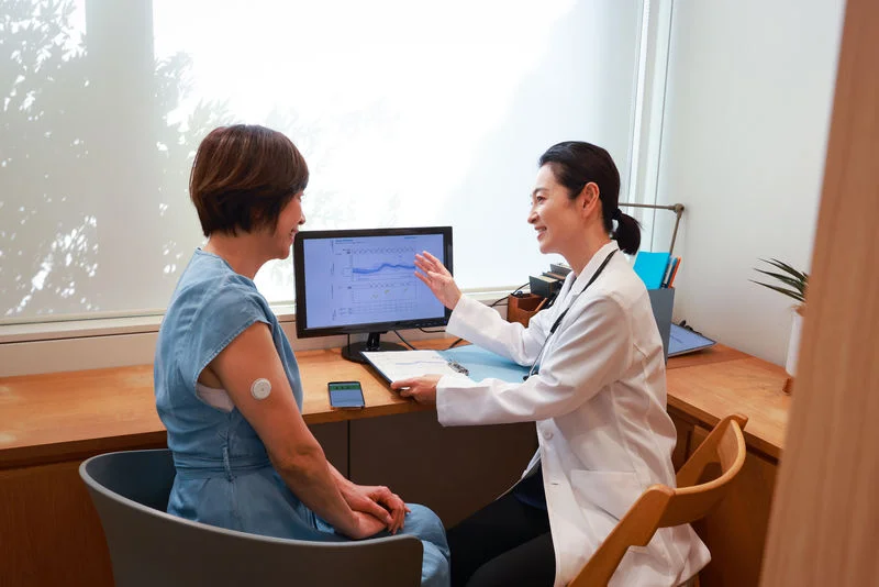 doctor explaining AGP report to patient
