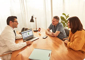 Médico con familia hablando sobre el sensor FreeStyle Libre 2