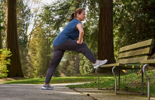 Mujer preparándose para caminar después del almuerzo y apoyar el monitoreo de la glucosa.