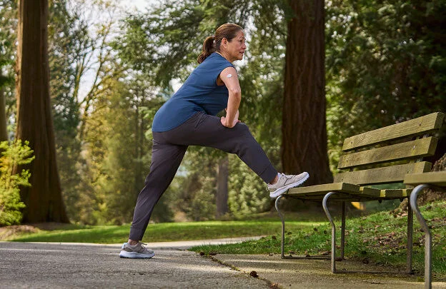 Mujer preparándose para caminar después del almuerzo, ayudando al manejo de la glucosa