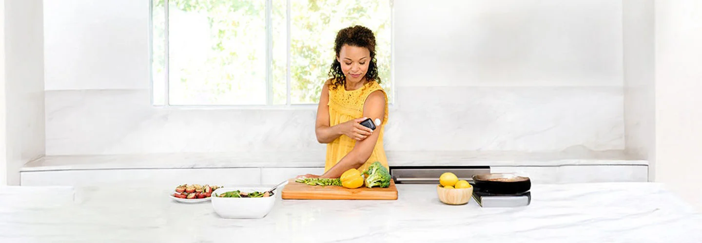 mulher aproximando o leitor no sensor