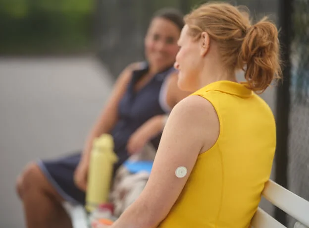 Mujeres sentadas en un banco con ropa de tenis