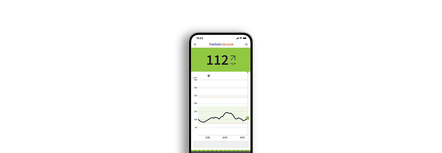 畫面中有一支智慧型手機和50元硬幣大小的傳感器，手機上的 FreeStyle LibreLink 程式顯示目前的葡萄糖值為 112 mg/dL，下方則可看見過去8小時的葡萄糖趨勢圖