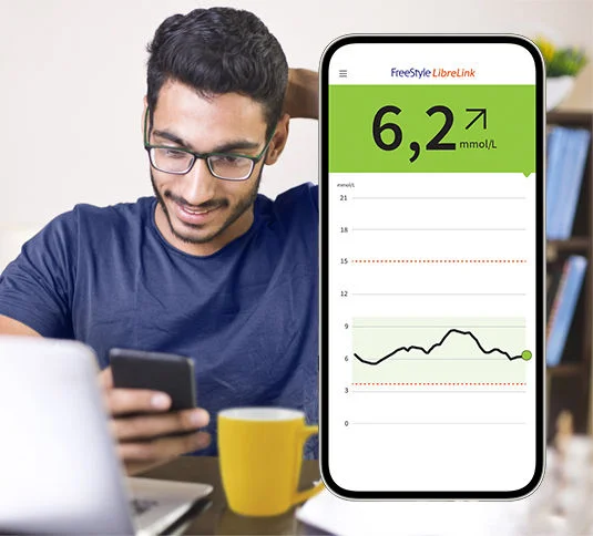 Person ser på smartphone med Freestyle LibreLink skærm og synlig sensor på overarmen for at se effekten af måltider, aktivitet og doser