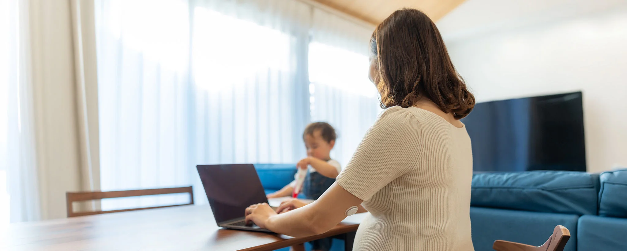 A woman working on laptop with diabetes during pregnancy