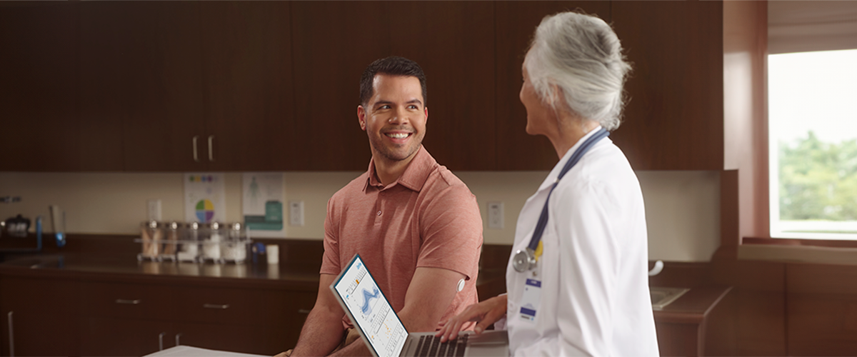 Lekárka pacientovi ukazuje na obrazovke počítača graf Denných vzorcov v cloudovom systéme LibreView.