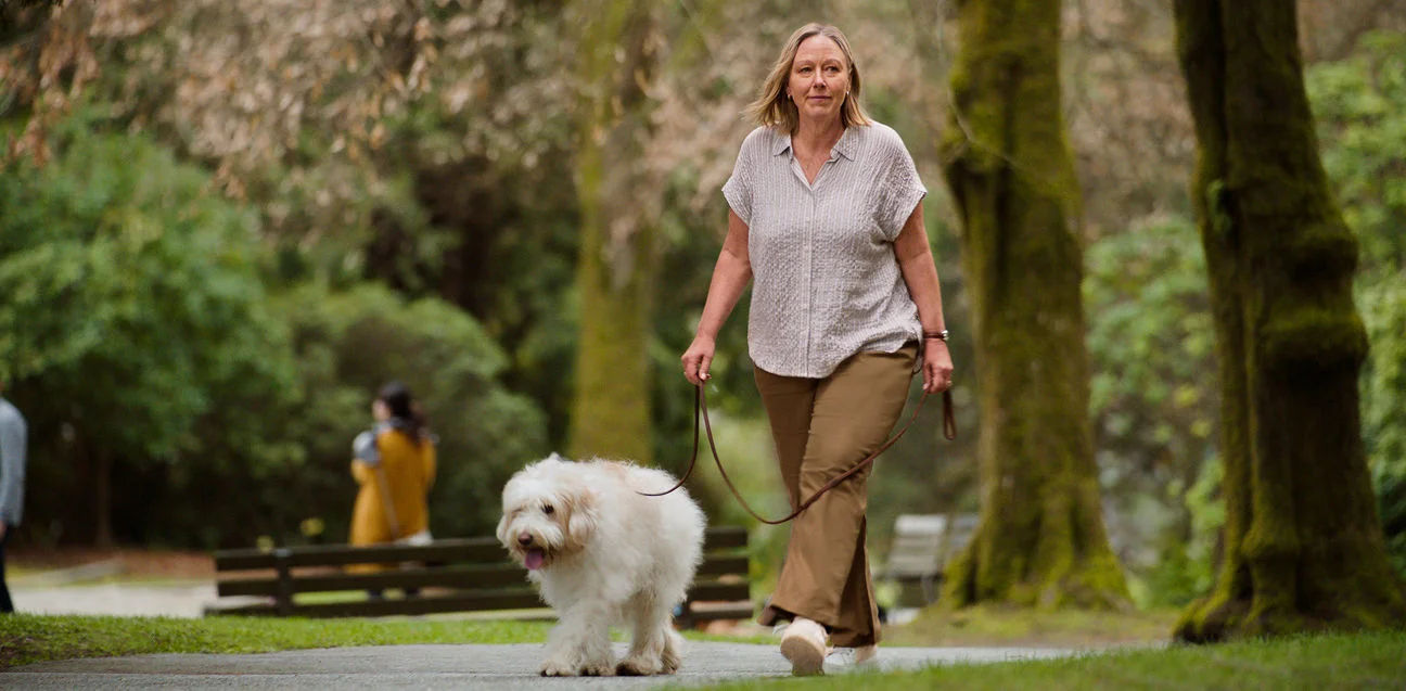 Persona caminando al aire libre para aliviar el estrés y cuidar sus niveles de glucosa.