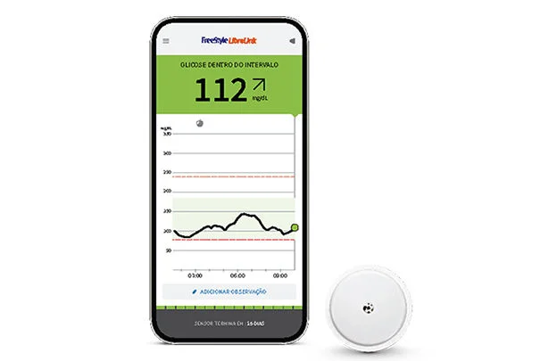 tela do aplicativo FreeStyle LibreLink com o sensor ao lado