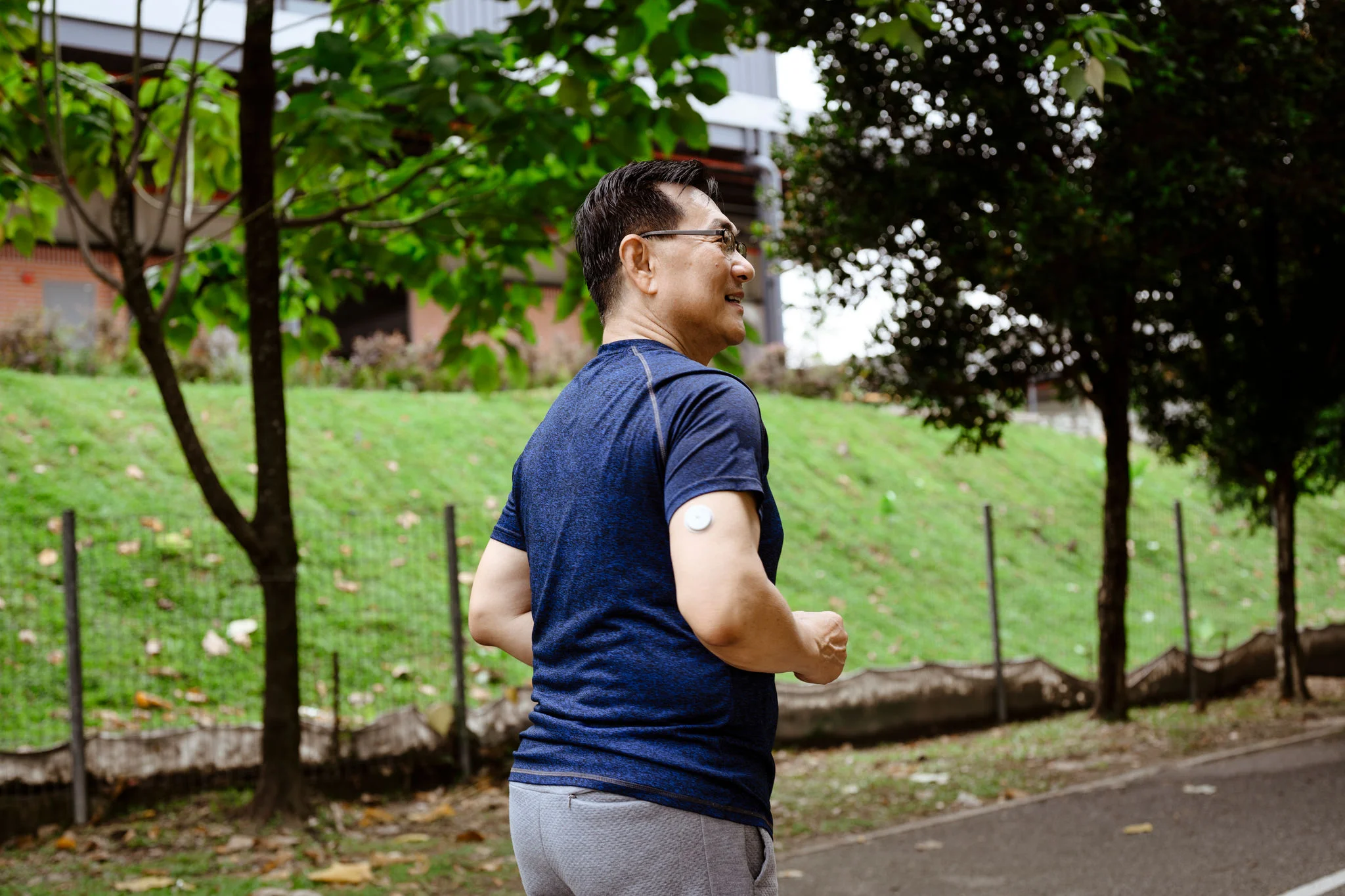 Person checking his reader while resting a towel on one shoulder, and wearing FSL2 Sensor on his arm.