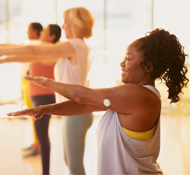 Mujer usando el sensor FreeStyle Libre a ejercitarse.