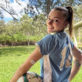 Lady wearing FreeStyle Libre sensor looking over her left shoulder