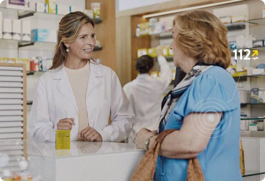 Paciente con diabetes consultando información en la farmacia de FreeStyle Libre 