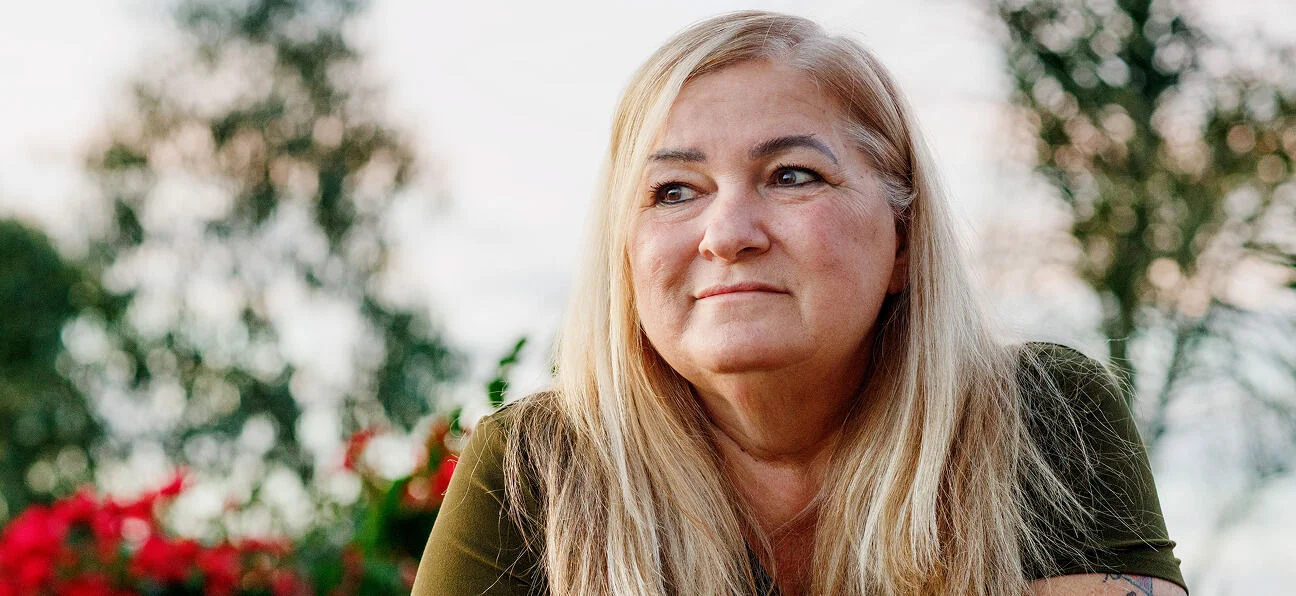 Mujer de expresión tranquila al aire libre, simbolizando alivio y serenidad al aprender a vivir con diabetes