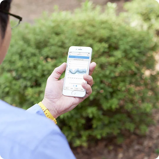 FreeStyleリブレは、血糖の推移や変動パターンを簡単に知ることができるグルコース測定器です。糖尿病のさまざまな合併症を防ぐため、血糖値がどのように変動しているか、つまり「血糖トレンド」に注目することが重要とされています。