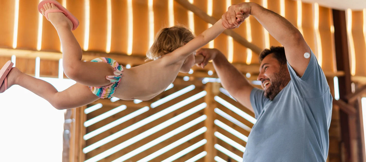 Hombre jugando con niño