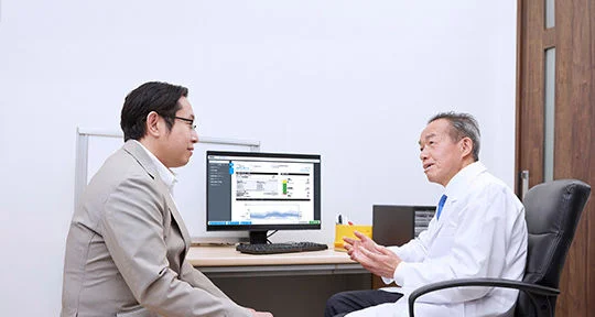 リブレLinkUpはFreeStyleリブレLinkをご使用中の患者さんのグルコース値の状態や傾向を家族や介助者が確認したり、お知らせ通知を受信できるスマートフォンアプリです。