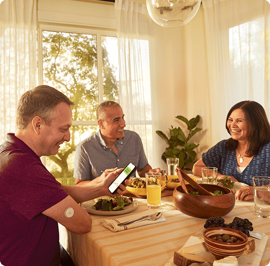 Mand med sensor deltaget i videokonsultation på tablet