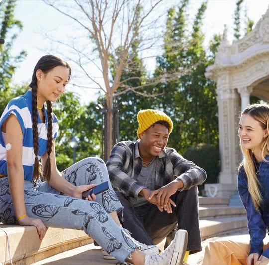  Barn med cyelhjelm cykler og har en sensor på overarmen samt en smartphone monteret på styret