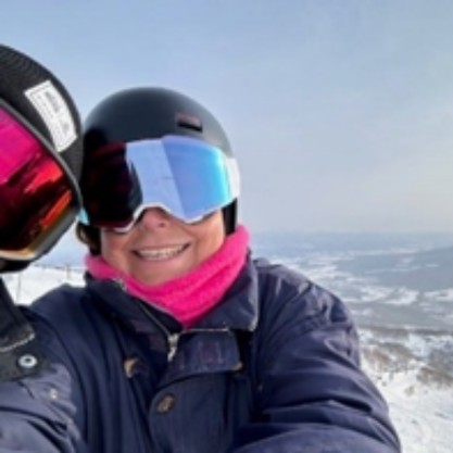 Lady in ski suit wearing FreeStyle Libre sensor