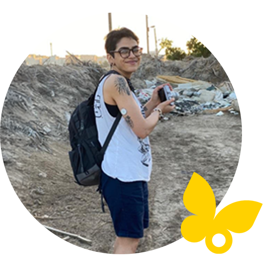 امرأة ترتدي جهاز استشعار أثناء المشي لمسافات طويلة