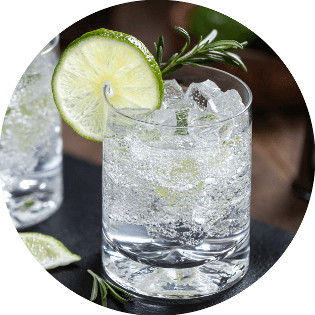 Vaso de agua sobre la mesa, recordando la importancia de mantenerse hidratado