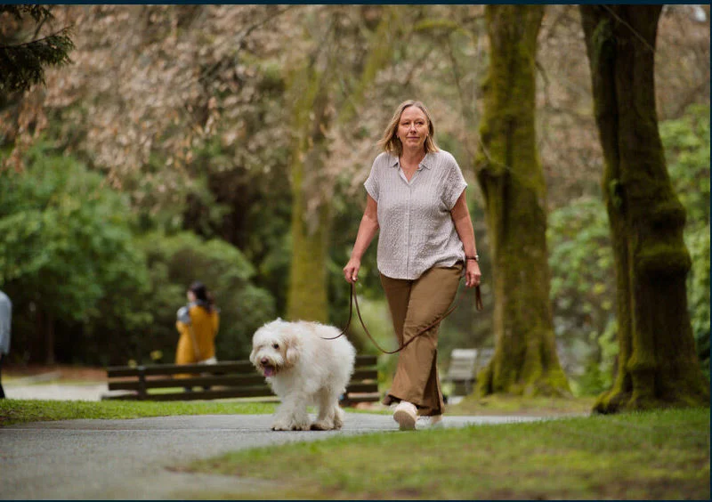 Person med sensor på armen, det bruger en medicinsk enhed