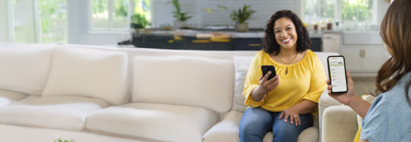 Mujeres compartiendo niveles de glucosa en aplicacion