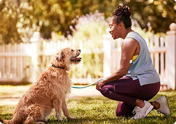 Persona con diabetes paseando con su perro con su sensor FreeStyle Libre