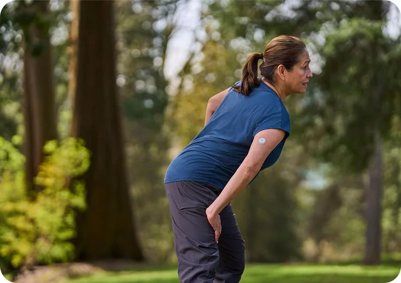 Kvinder iført FreeStyle Libre 2-sensor, der træner derhjemme