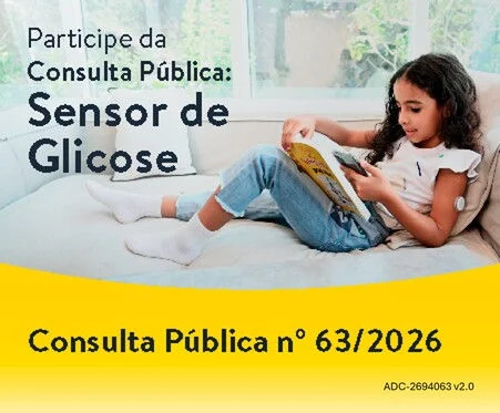 Pessoa sentada em sofá lendo, com sensor de glicose no braço e convite à Consulta Pública nº 63/2026.