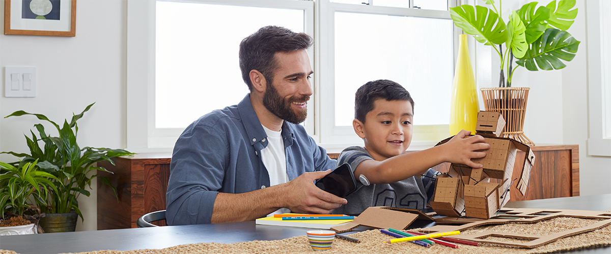 Mama s dcérou sa pozera na aplikáciu FreeStyle LibreLink — zdieľanie cez LibreLinkUp