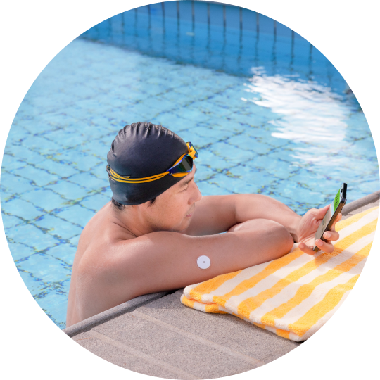 Persona con diabetes revisando su lectura de glucosa con FreeStyle Libre 2+