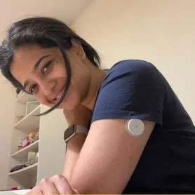 Lady wearing FreeStyle Libre sensor and smiling