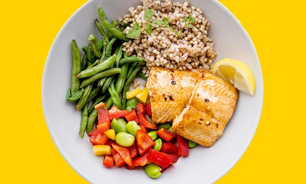 Plato con pollo a la parrilla y vegetales, ejemplo de una comida equilibrada 